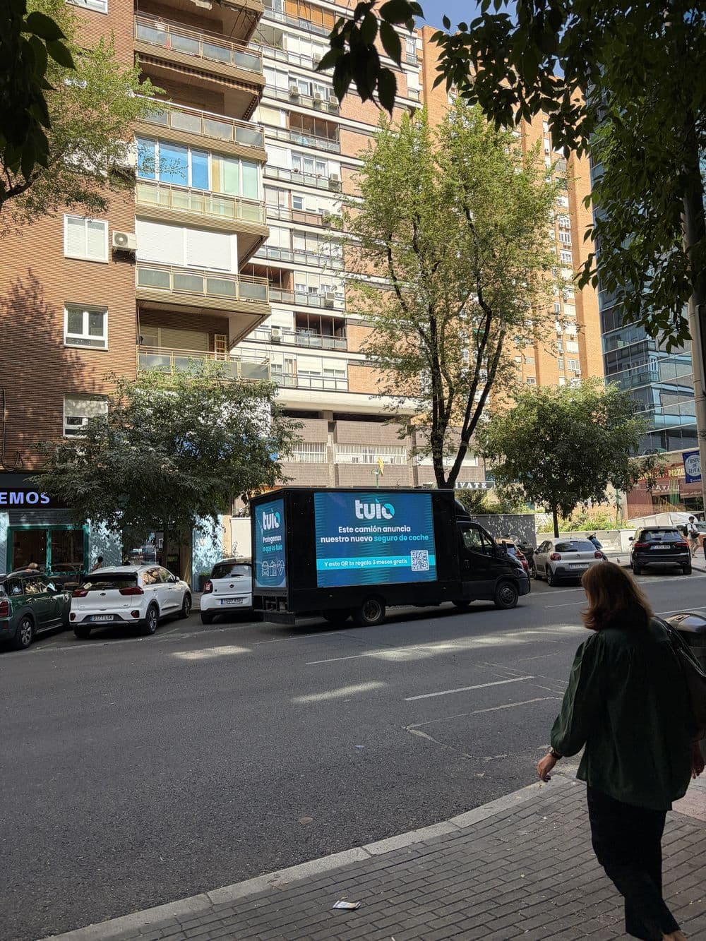 El camión de Tuio Seguros visto por una calle de Madrid
